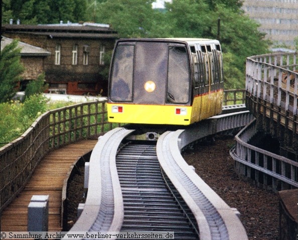 Magnetbahn Fahrzeug bei Einfahrt in den Hochbahnhof Gleisdreieck
