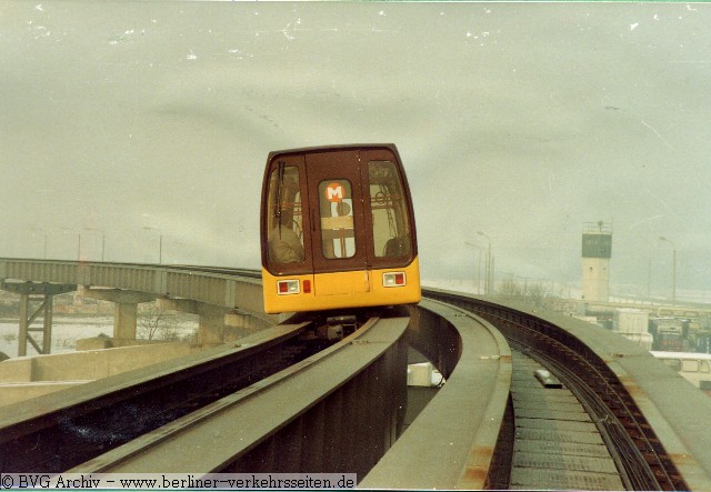 M-Bahn 1987 - erste Probefahrten auf der Streckenerweiterung, der Potsdamer Platz im Hintergrund